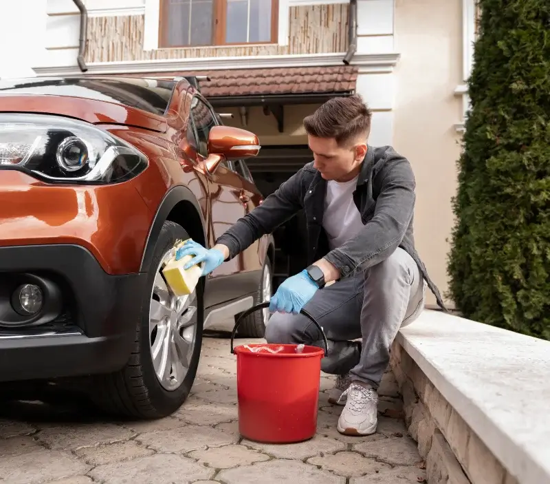 Lavage auto à domicile Anglards-de-Salers : professionnel intervenant sur un véhicule